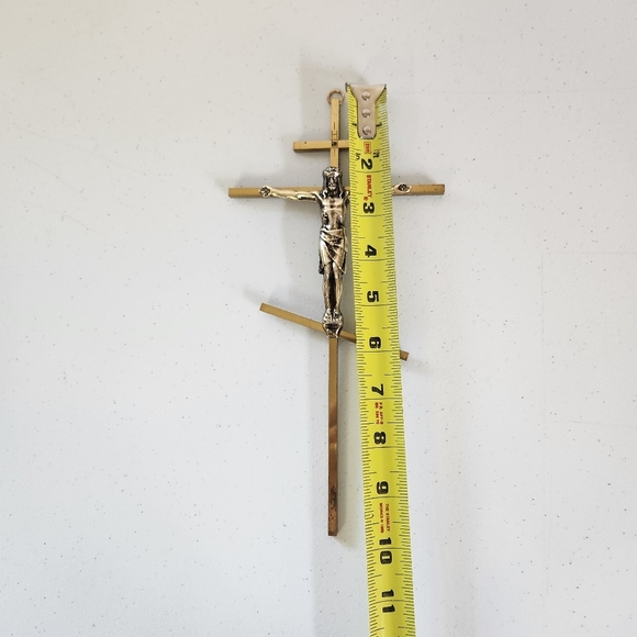 Vintage Metal Crucifix Catholic Religious Decor Jesus Cross Gold Tone Christian - Picture 4 of 7